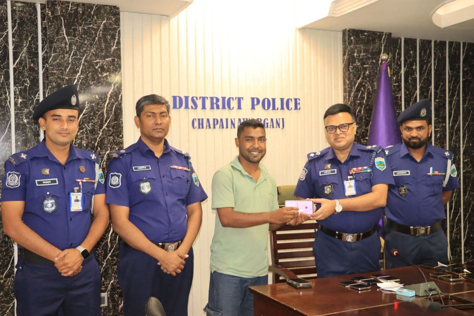 চাঁপাইনবাবগঞ্জে উদ্ধারকৃত ১৪টি মোবাইল ফোন মালিকদের নিকট হস্তান্তর
