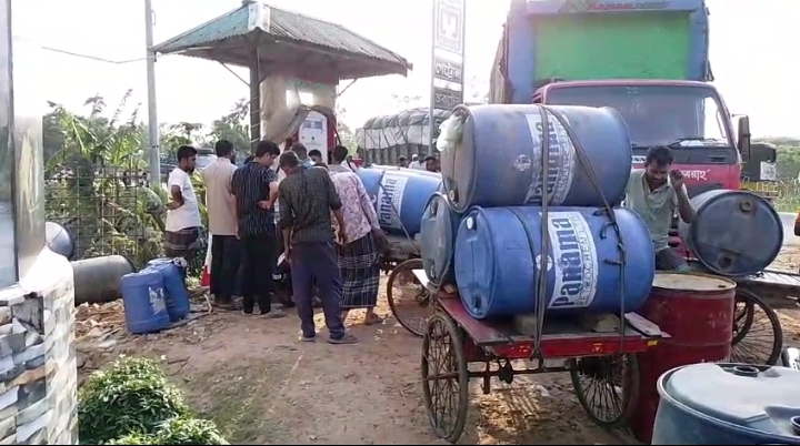 যশোর সদর উপজেলার সুতীঘাটা নুর পেট্রোল পাম্প মালিক সরকারি নিয়ম অমান্য করে তেল বিক্রির অভিযোগ