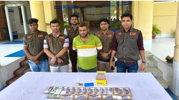 যশোরের ঝিকরগাছায় ডিবি অভিযান চালিয়ে ৩০০ পিস ইয়াবা ও সাড়ে ১৯ লাখ টাকা উদ্ধার: গ্রেফতার ১