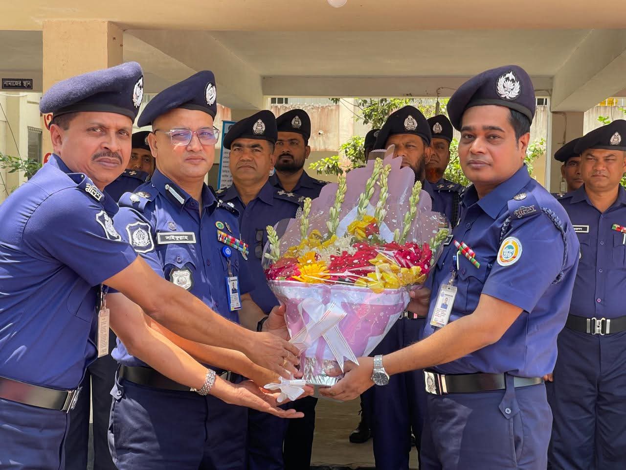 বেতাগী থানায় বরিশাল রেঞ্জের অতিরিক্ত ডিআইজি আগমন