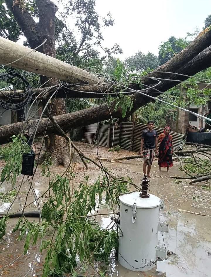 যশোরের মণিরামপুর ঝড় বৃষ্টিতে জনজীবন বিপর্যস্ত