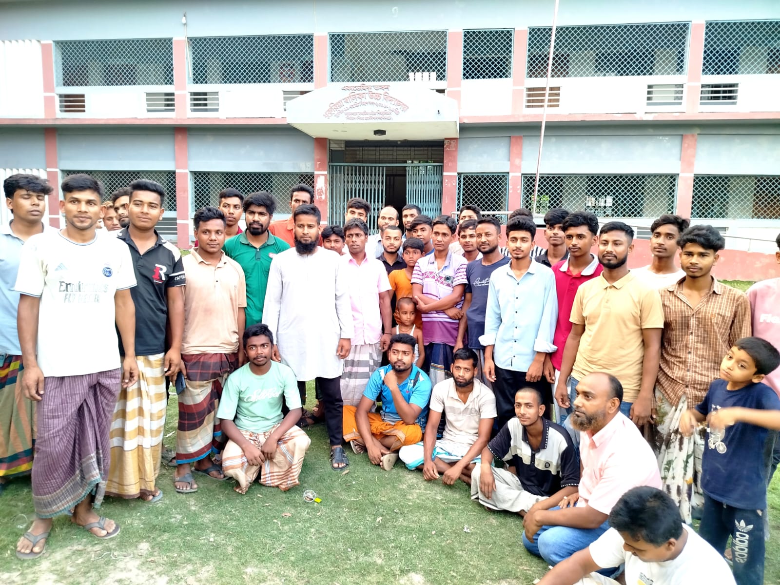 ধুকুরিয়ায় উঠান বৈঠক: মেম্বার পদে নির্বাচন করবেন মনিরুল ইসলাম