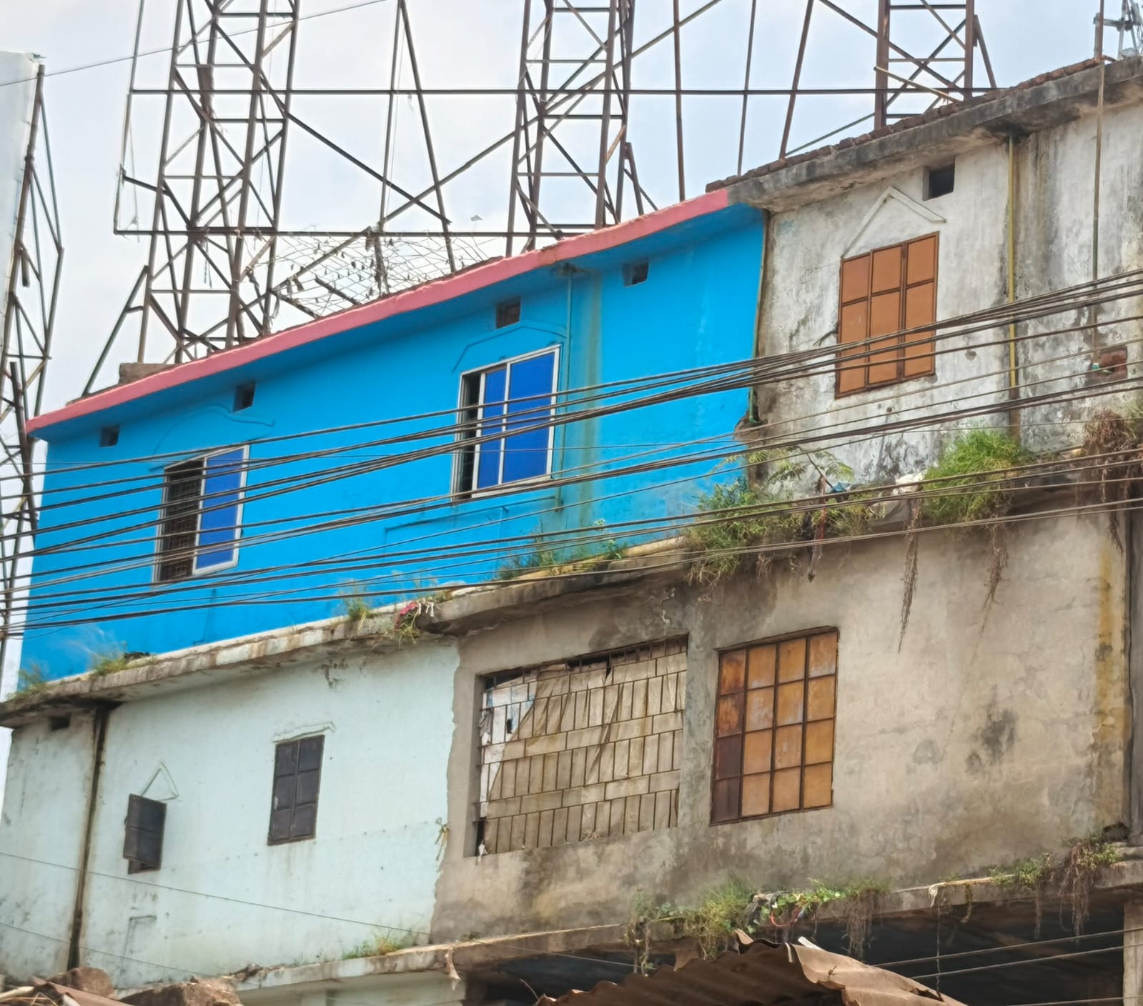 ব্রাহ্মণবাড়িয়ায় ফ্লাটবাড়ী দখলের চেষ্টা একটি পরিবারের উপর দুর্বৃত্তদের হামলা