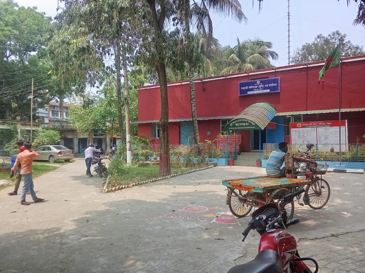 পাবনা জেলার ফরিদপুর উপজেলার সহকারী কমিশনার (ভূমি) ও সাব-রেজিস্ট্রার দুটি গুরুত্বপূর্ণ পদ শূন্য থাকায় ভূমি সেবা ব্যাহত