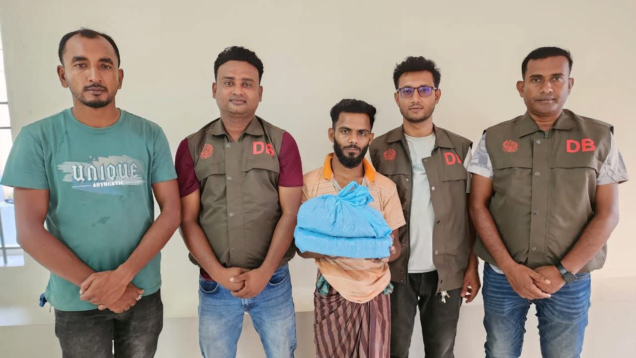 বরগুনায় ডিবি বিশেষ অভিযানে ২ কেজি গাঁজা সহ ১ 