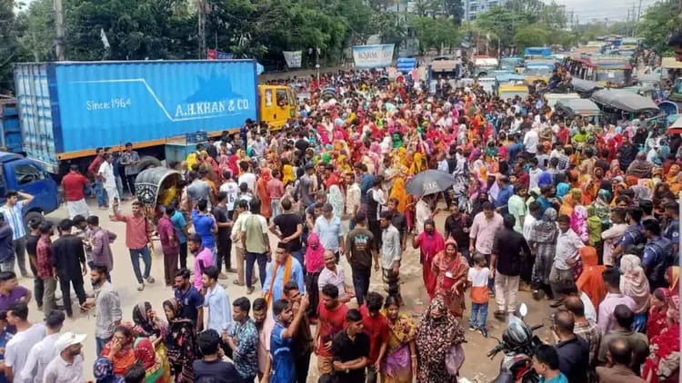 বকেয়া বেতনের দাবিতে চট্টগ্রামে সড়ক অবরোধ যানজট ভোগান্তিতে পথচারী